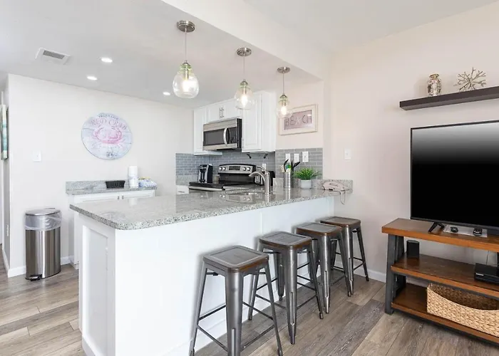 Apartment Surf & Racquet 614a